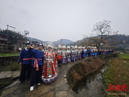 璨土家苗寨@湖南日报深度z6尊龙网站湘西银饰璀(图4)