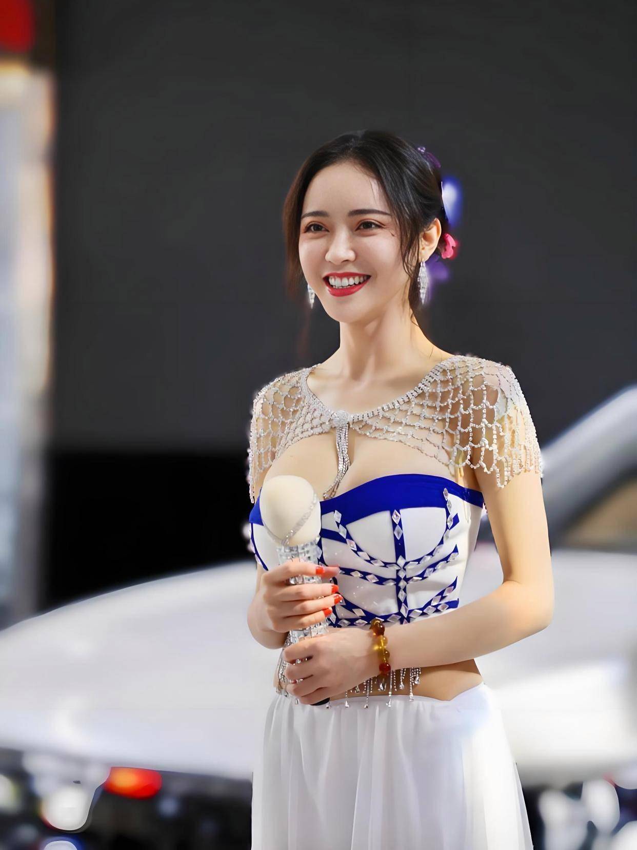 影这魔鬼身材不愧是模特出身！凯时尊龙潘春春最惊艳的3部电(图5)